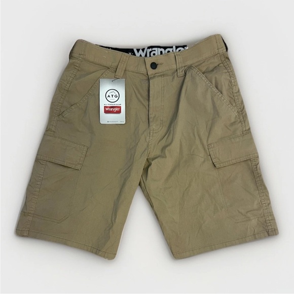 Wrangler All Terrain Gear Men's Tan Cargo Shorts, New, Size 30, 10" Inseam - Picture 1 of 5